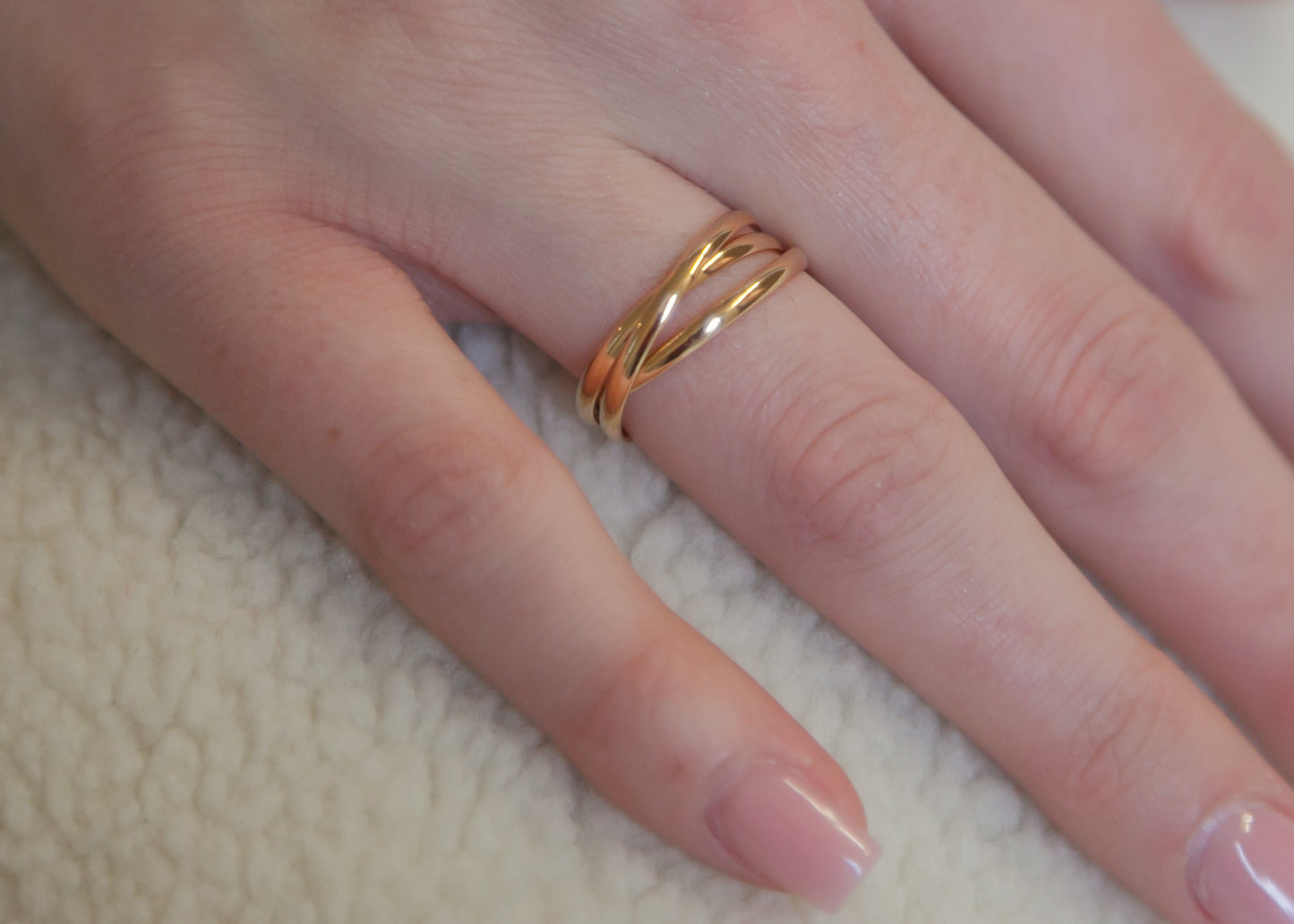 Dreifach gekreuzter Ring Vergoldet – Klassische Eleganz & Symbolik