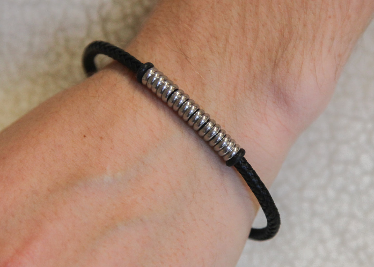 Herrenarmband aus Silber mit schwarzem Kordel – Zeitlose Eleganz für den modernen Mann
