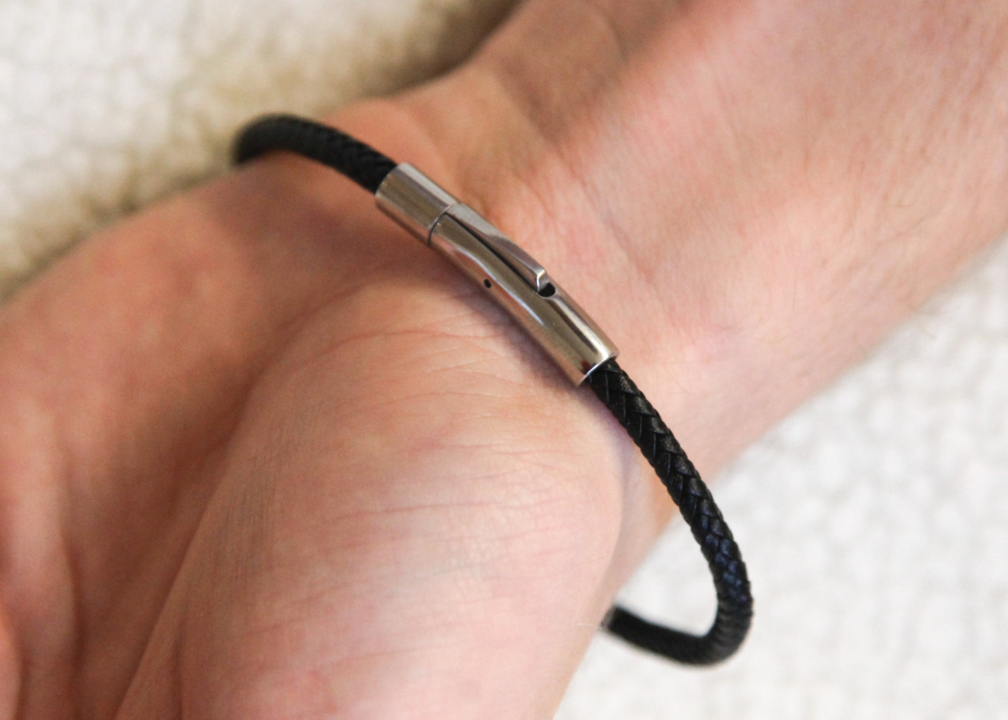 Herrenarmband aus Silber mit schwarzem Kordel – Zeitlose Eleganz für den modernen Mann