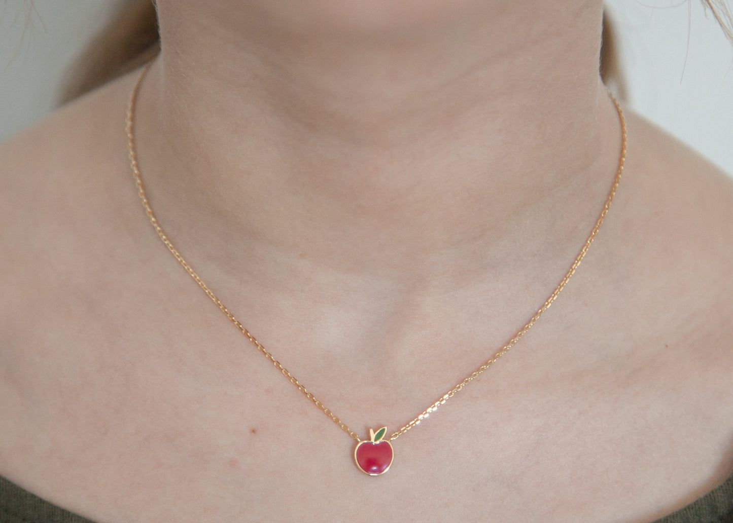 Vergoldete Kette mit rotem Apfel-Anhänger – Elegantes Schmuckstück für jeden Anlass