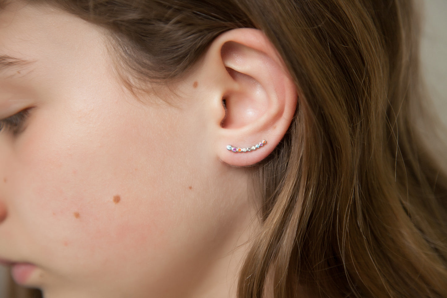 Silberne Ohrklemme mit farbigen Strasssteinen – Ein funkelndes und modernes Design