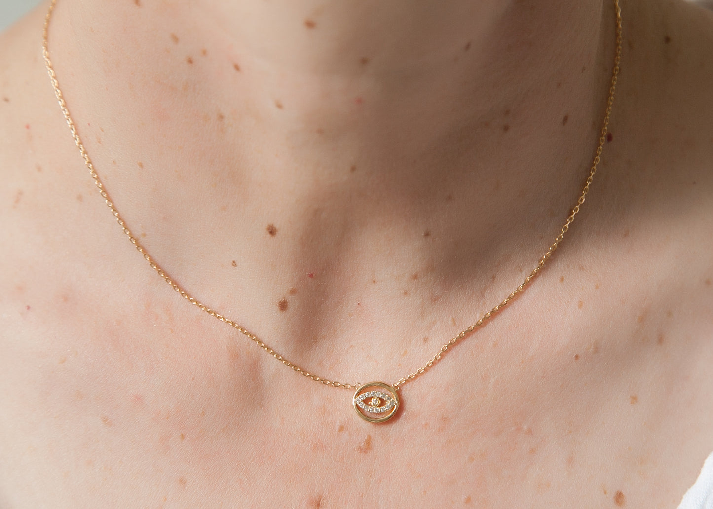 Vergoldete Halskette mit Auge und Strass – Ihr persönlicher Glücksbringer