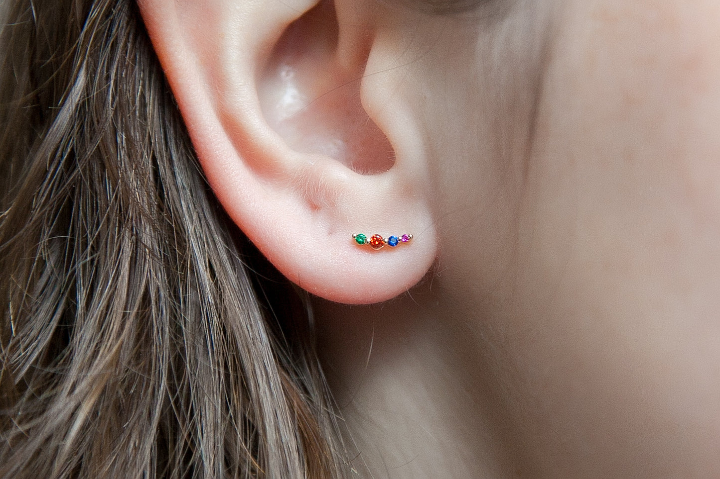 Vergoldete farbige Ohrringe mit Zirkonia – Eleganz und Glanz in einem modernen Design