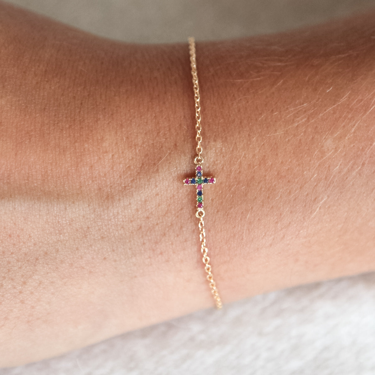 Armband Kreuz bunte Steine vergoldet - Kreuzarmband