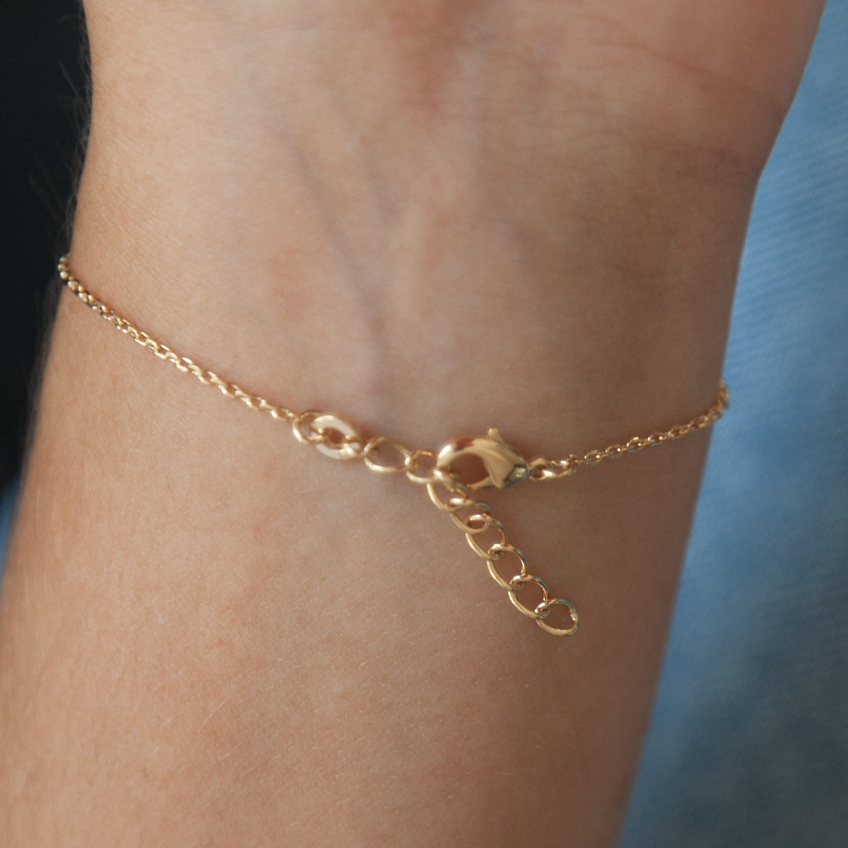 Armband mit 12 weißen Perlen - 16K vergoldet