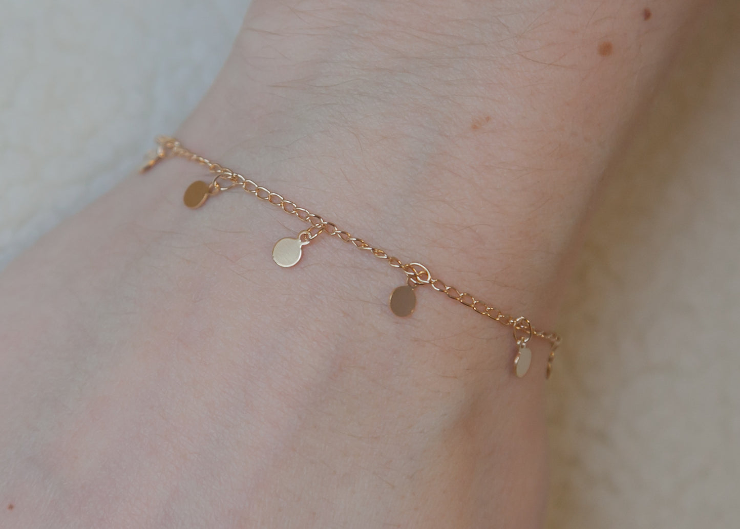 Vergoldetes Armband mit Plättchen – Zarte Eleganz für jeden Anlass