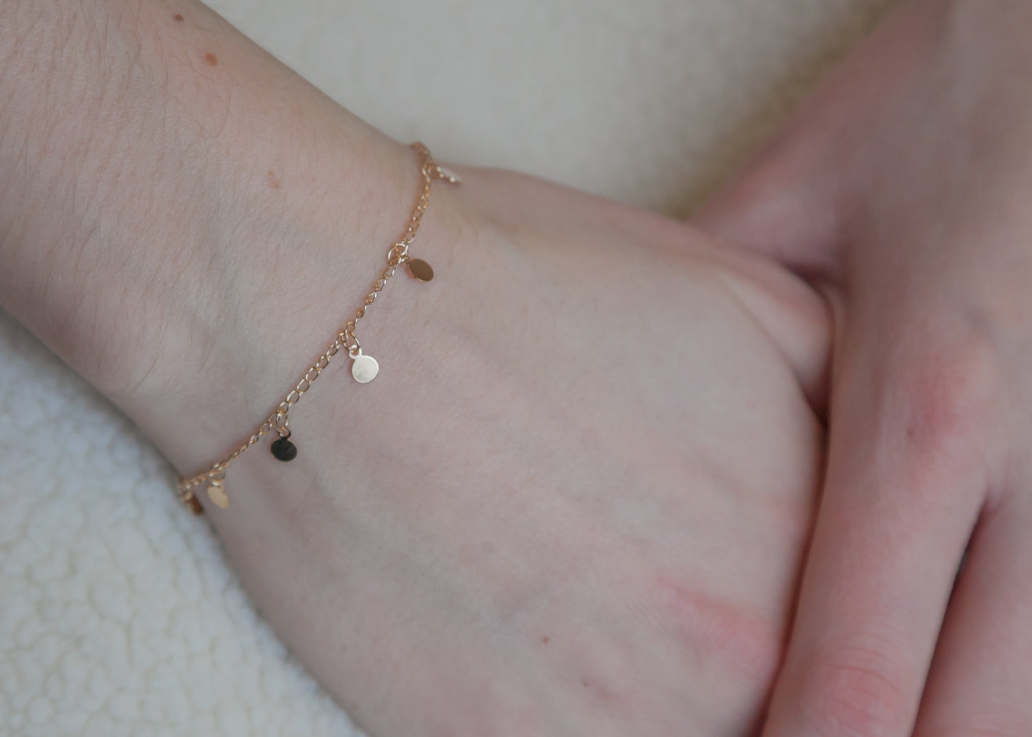 Vergoldetes Armband mit Plättchen – Zarte Eleganz für jeden Anlass