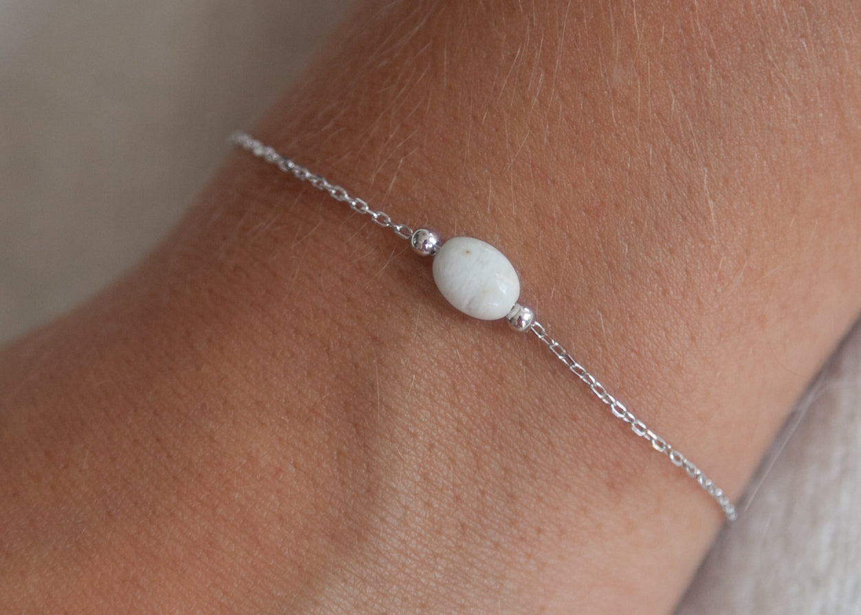 Armband mit einem Mondstein-Änhänger aus Silber