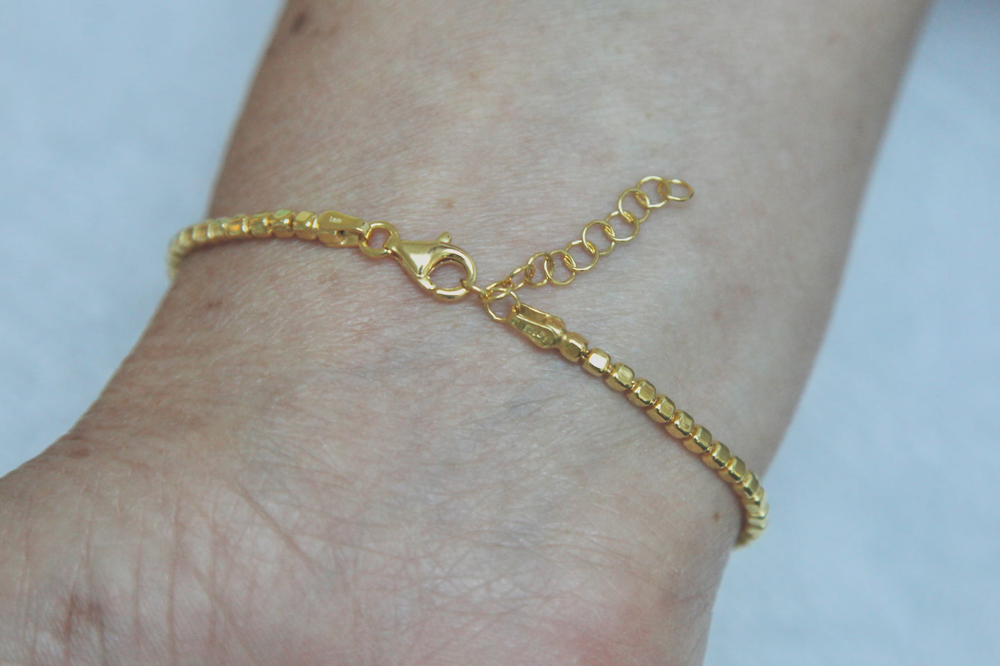 Armband vergoldet – zarte quadratische Perlen, verstellbar (16–19 cm)