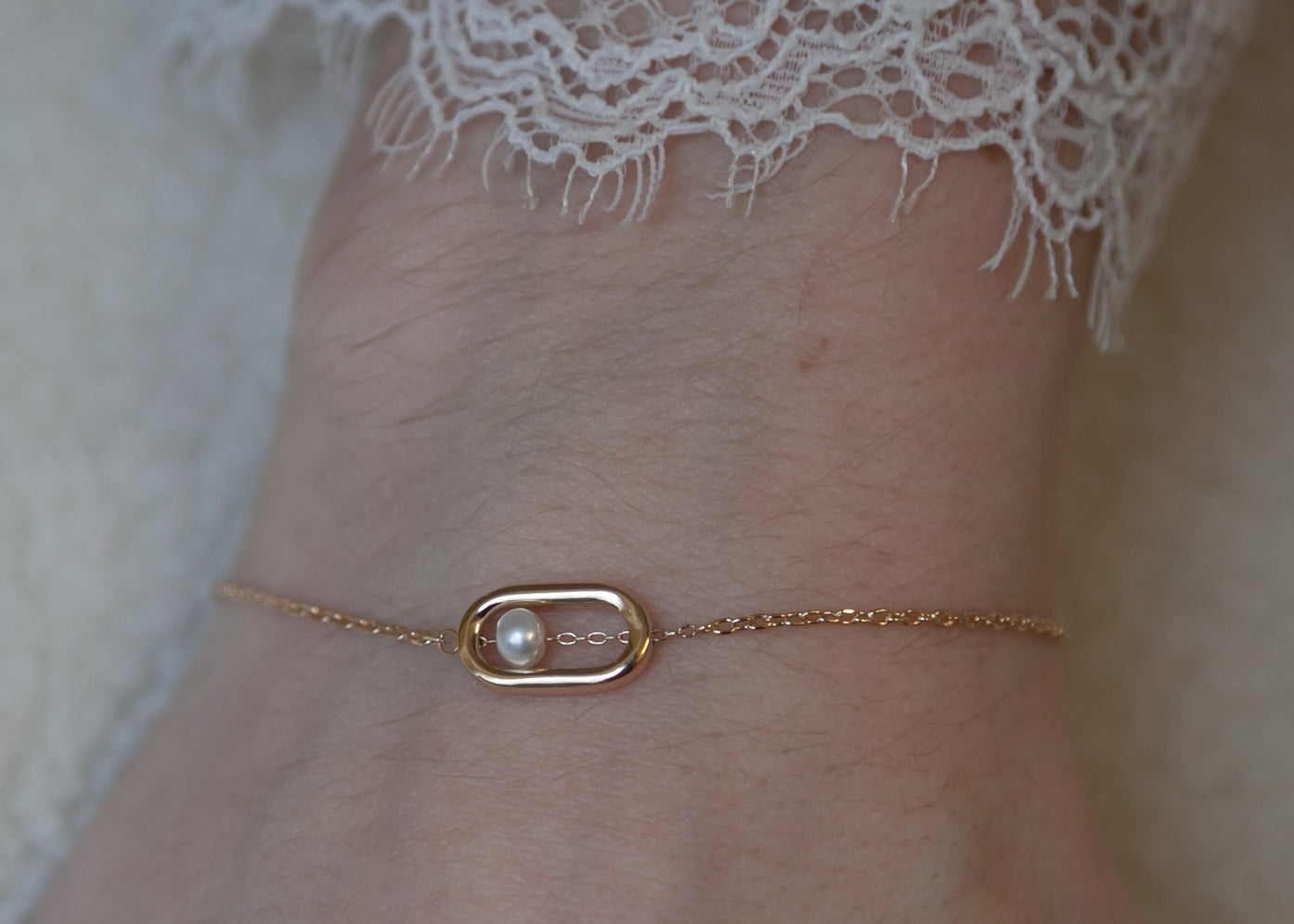 Geometrisches Armband mit weißer Perle - Vergoldet