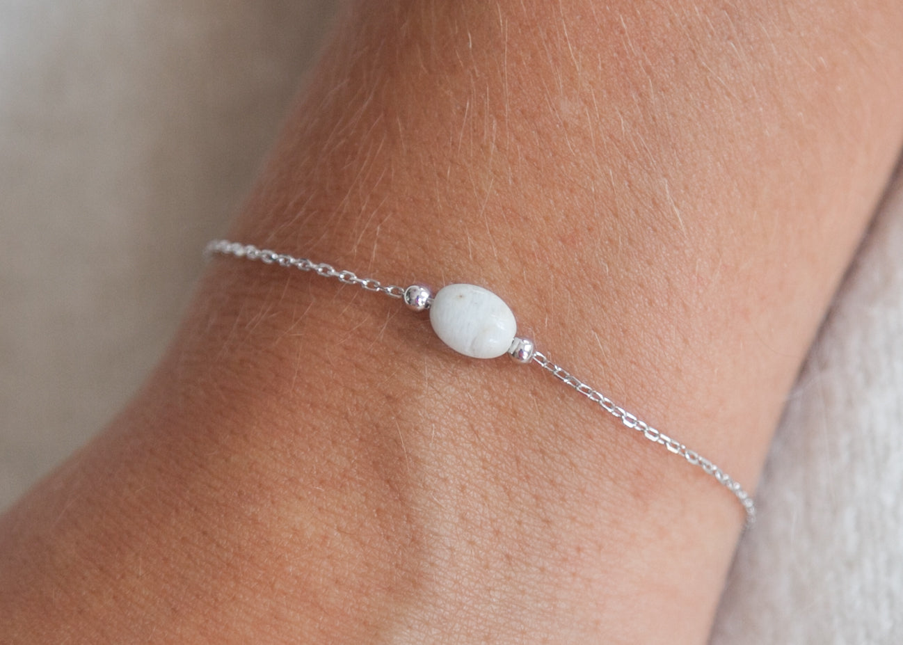 Armband mit einem Mondstein-Änhänger aus Silber