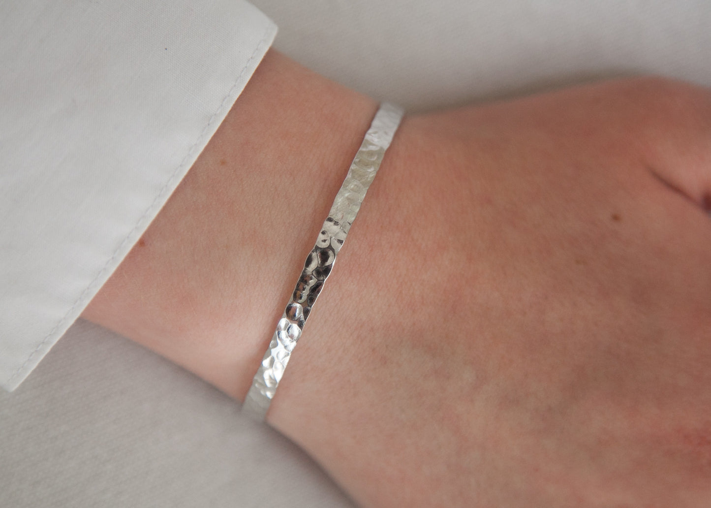 Armreif gehämmert aus silber für Damen