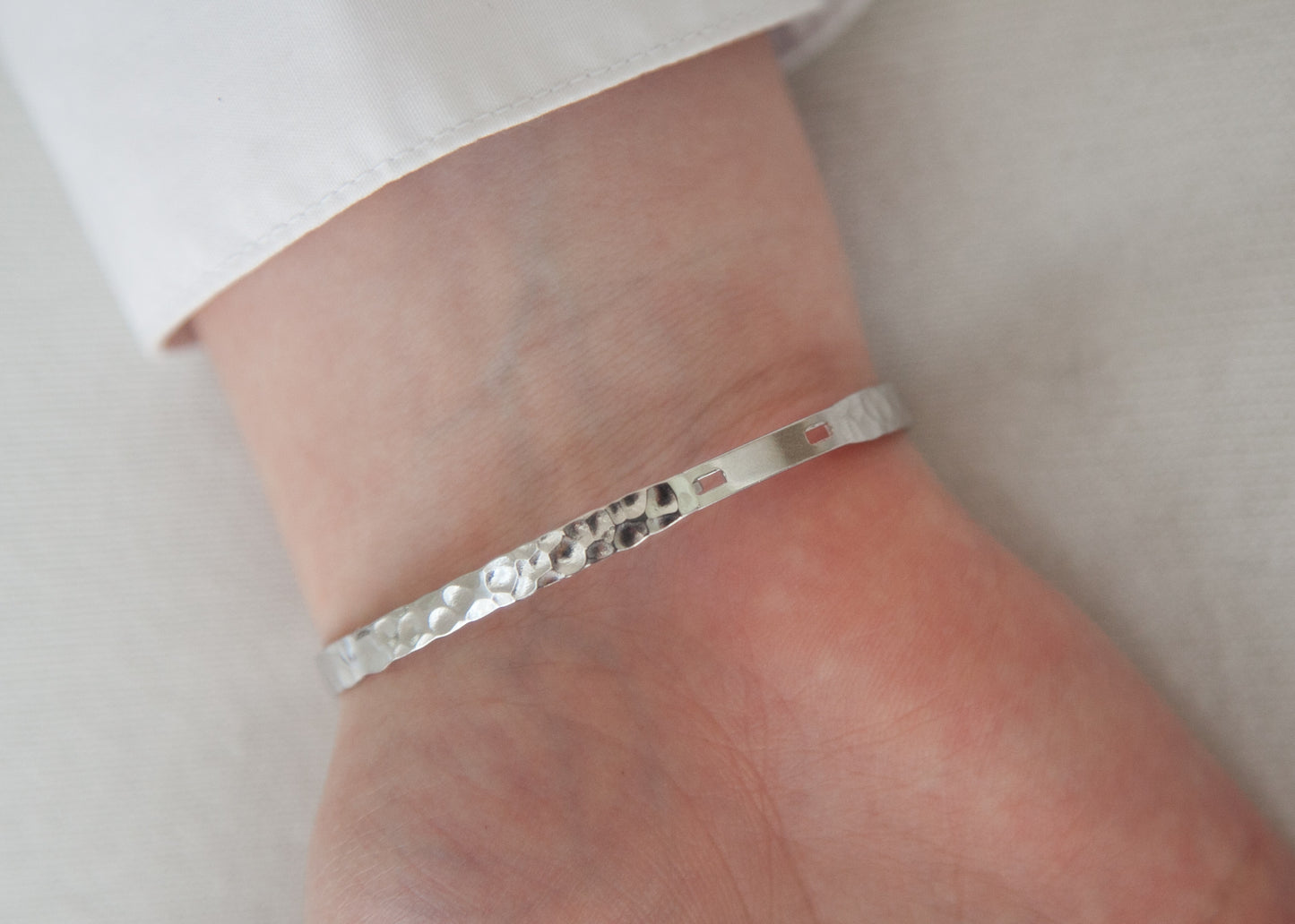 Armreif gehämmert aus silber für Damen
