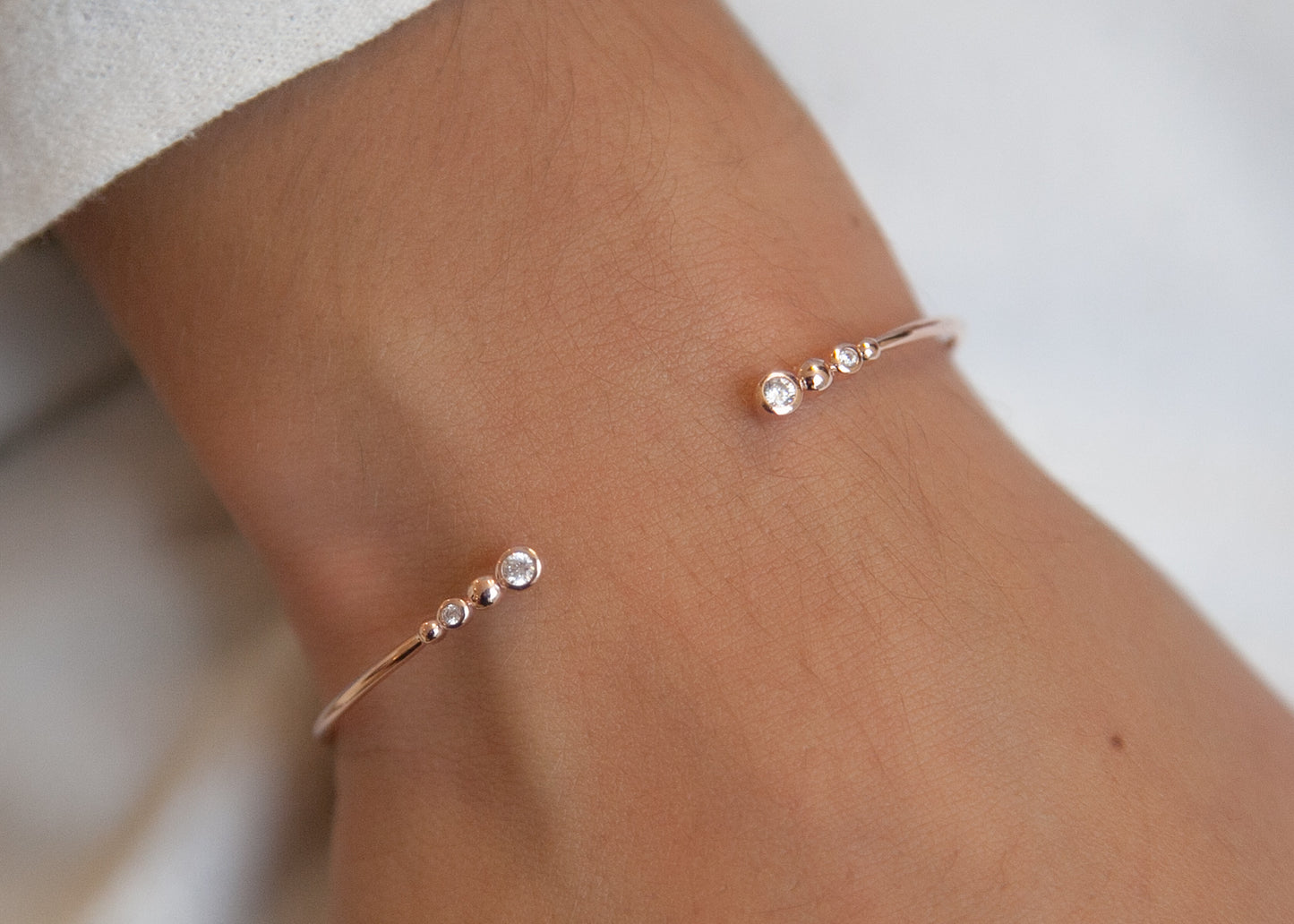 Armreif mit Zirkoniasteinen 16Karat rosévergoldet