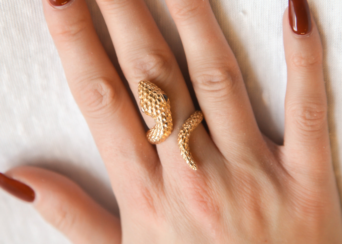 Verstellbarer Schlangenring vergoldet – ein auffälliges und symbolisches Schmuckstück
