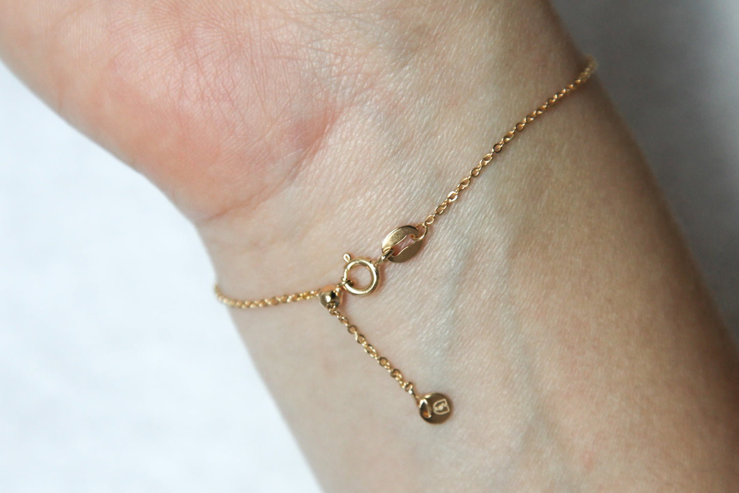 Vergoldetes Armband mit kleinem schwarzen Achat – Schlichte Eleganz und natürliche Schönheit
