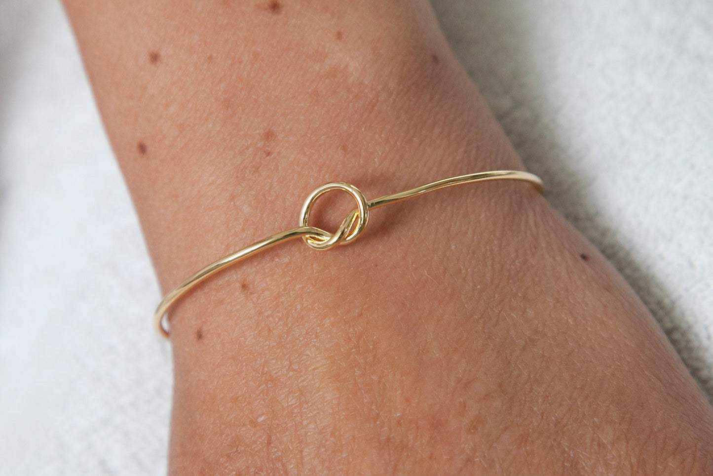 Vergoldeter Armreif mit Knoten – Schlichte Eleganz mit symbolischer Bedeutung