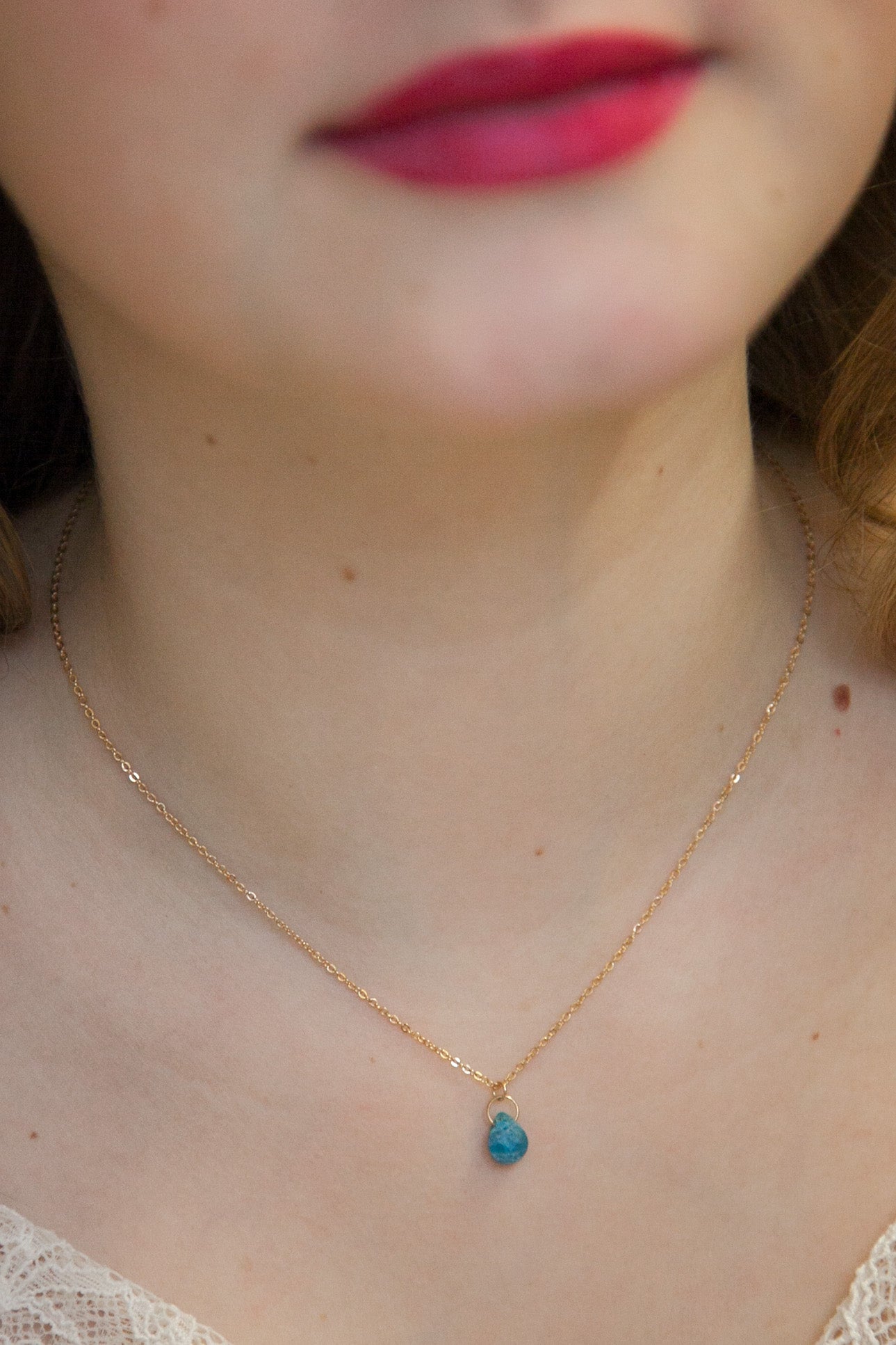 Vergoldete Halskette mit blauem Apatit – Eleganz mit einem Hauch von Farbe