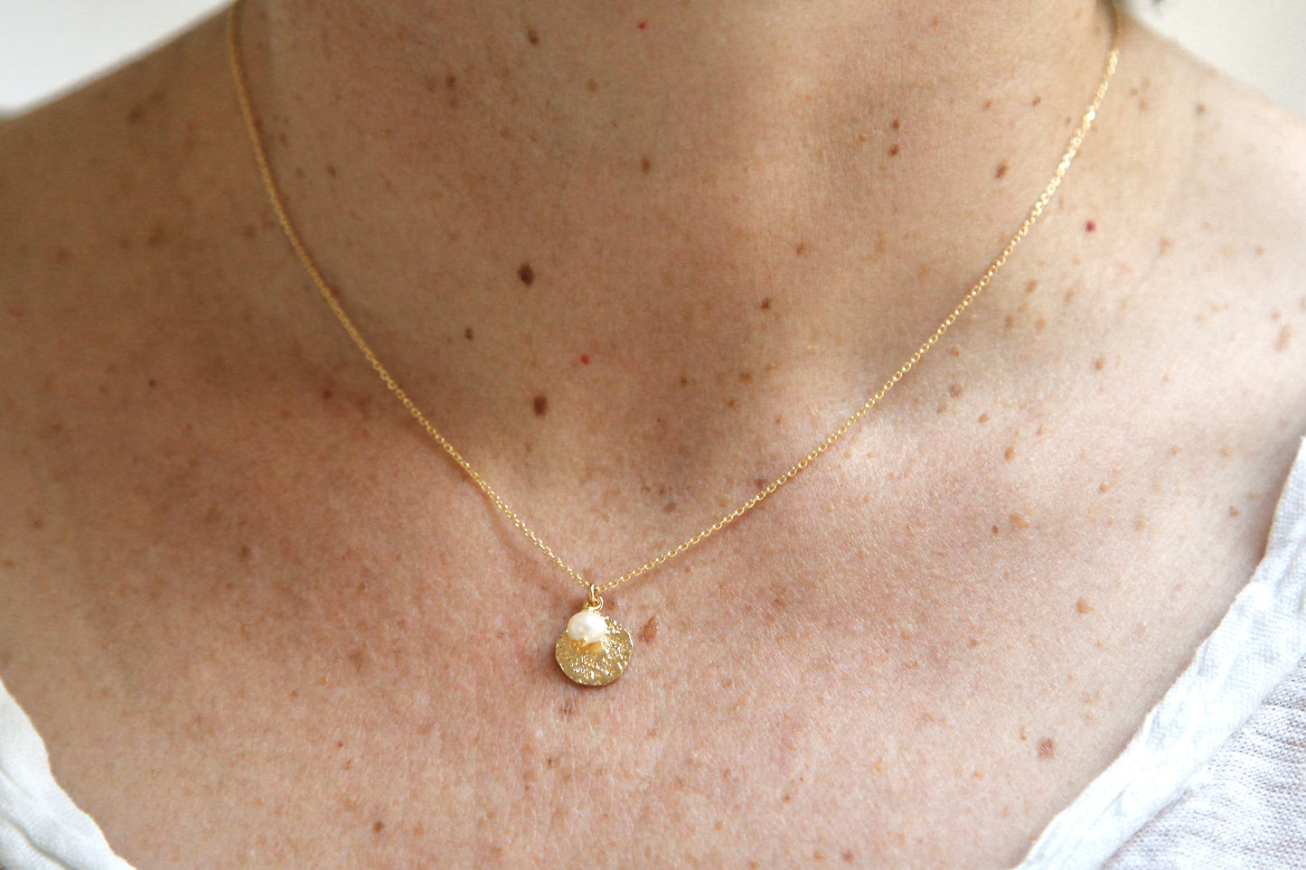 Feine goldene Halskette mit Perlmutt-Anhänger – minimalistische Eleganz