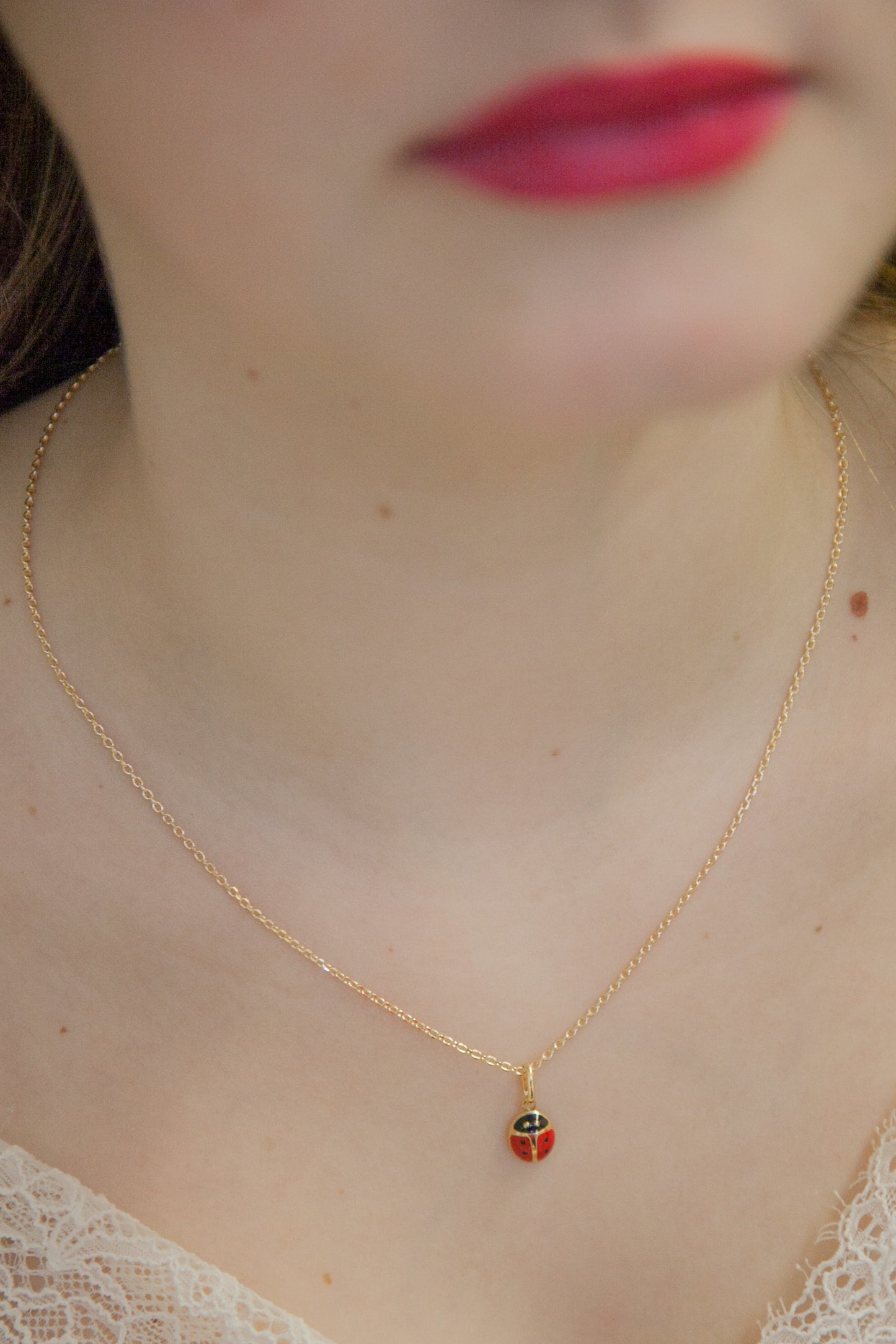 Marienkäfer-Anhänger Halskette – Vergoldet | Glücksbringer in Rot & Gold