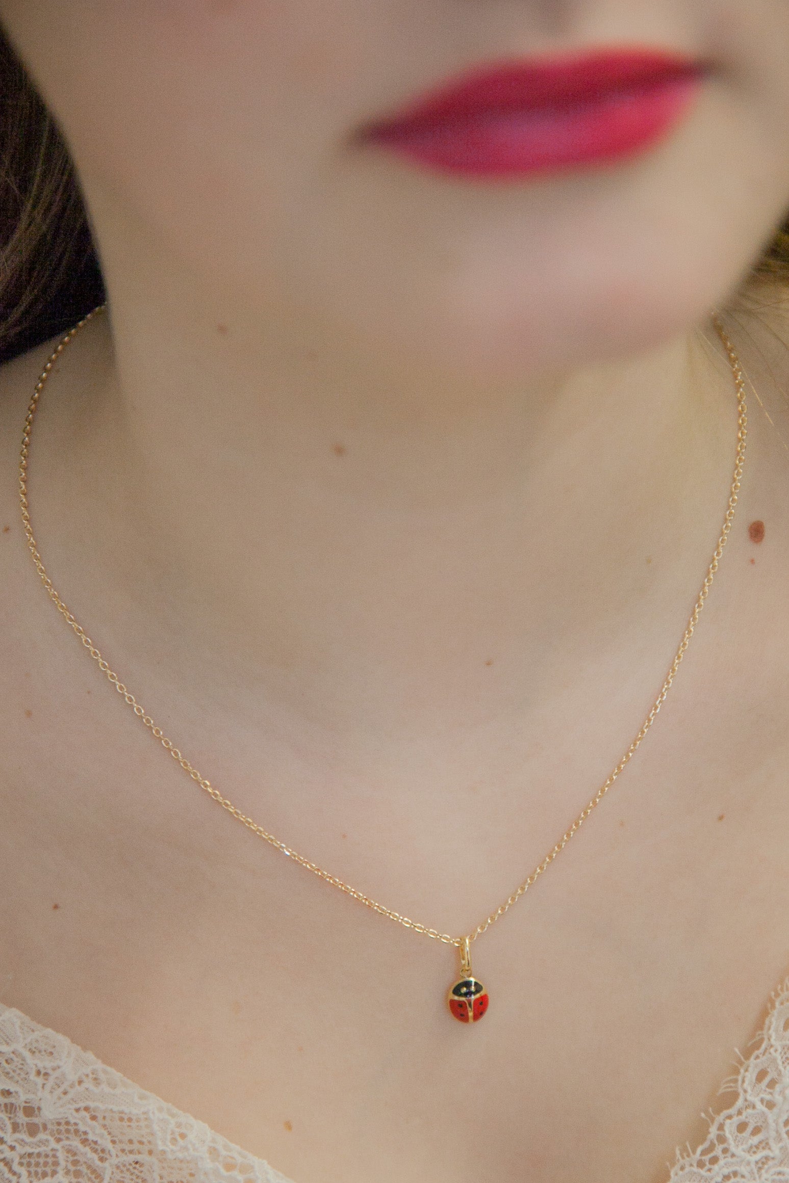 Marienkäfer-Anhänger Halskette – Vergoldet | Glücksbringer in Rot & Gold