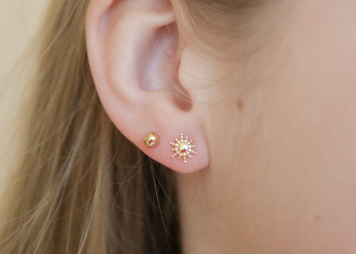 Vergoldete Ohrstecker „Kleine Sonne“ – Strahlender Schmuck für jeden Tag