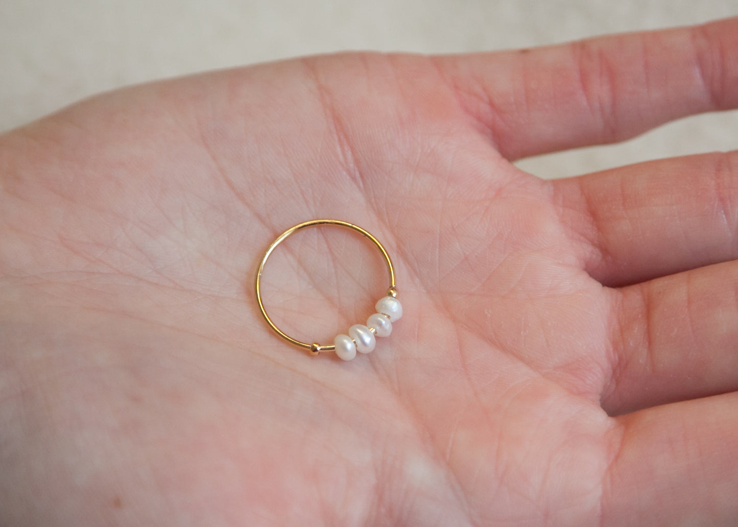 Vergoldeter Ring mit 4 weißen Perlen | Eleganz & Raffinesse ✨