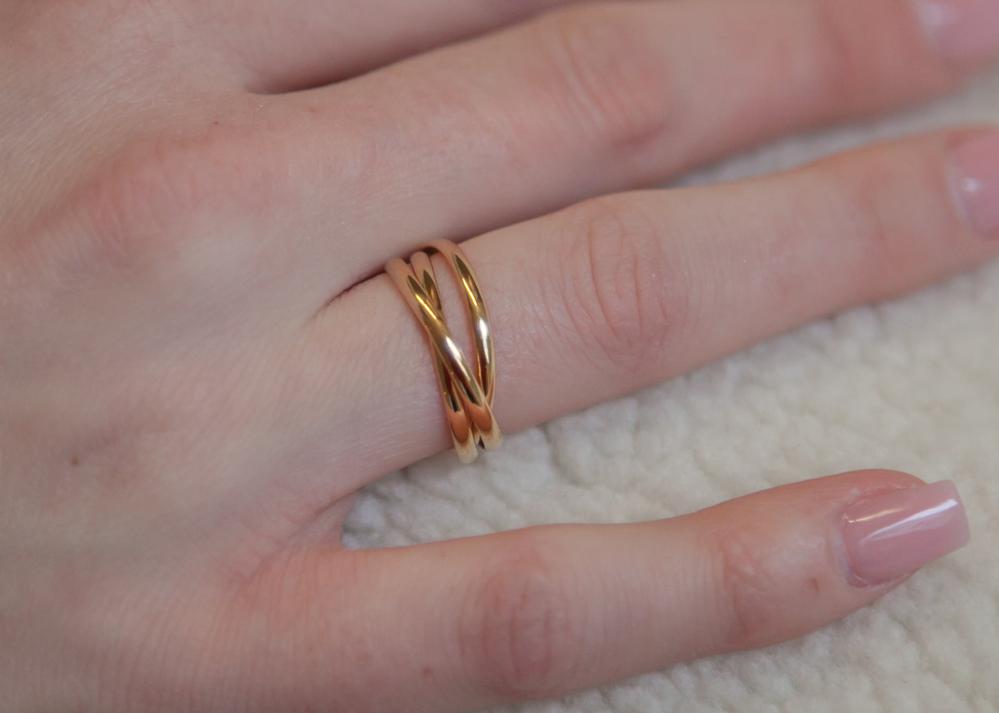 Dreifach gekreuzter Ring Vergoldet – Klassische Eleganz & Symbolik