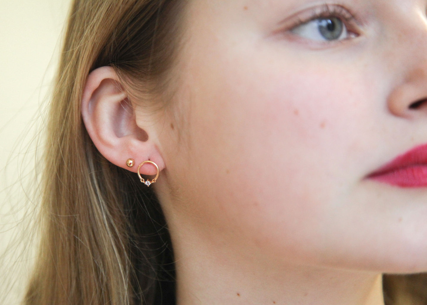 Vergoldete runde Ohrringe mit Zirkonia – Eleganz und Glanz in Perfektion