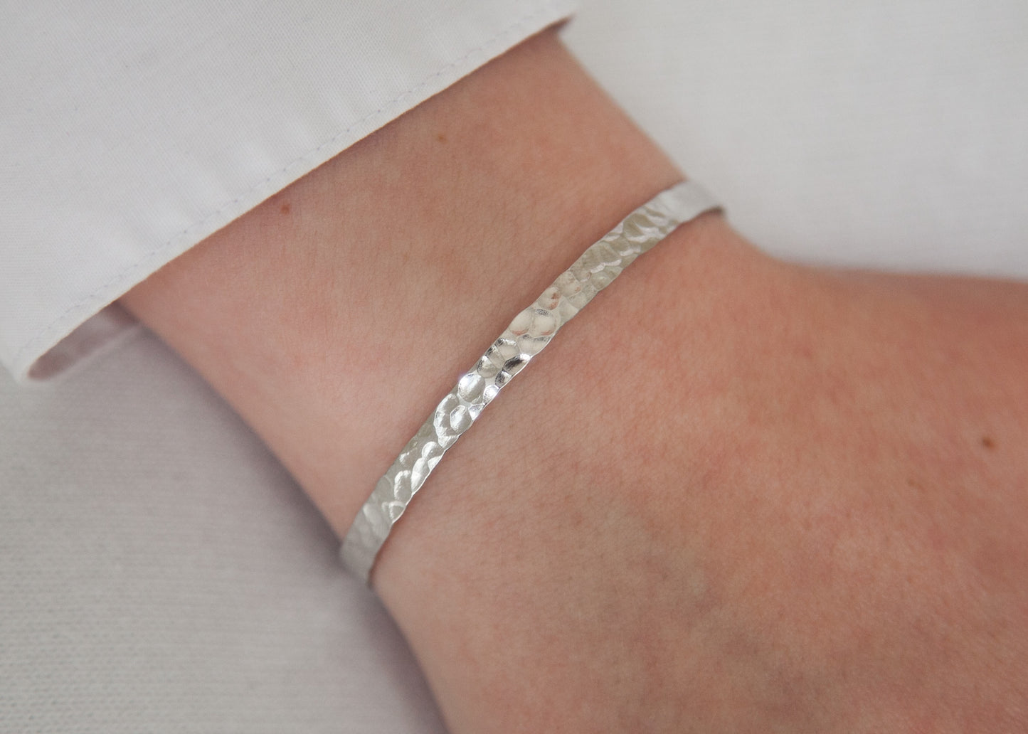 Armreif gehämmert aus silber für Damen