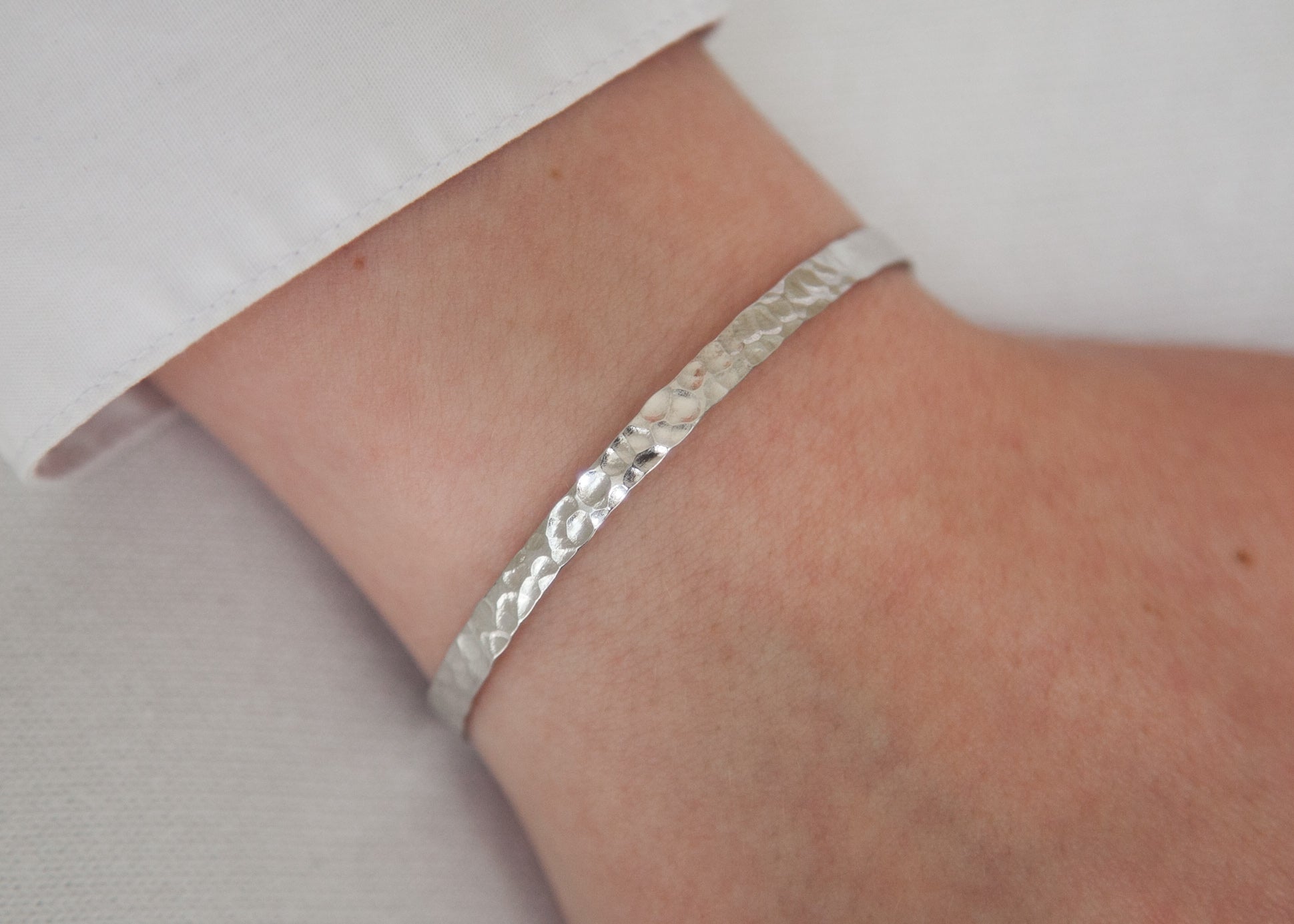 Armreif gehämmert aus silber für Damen