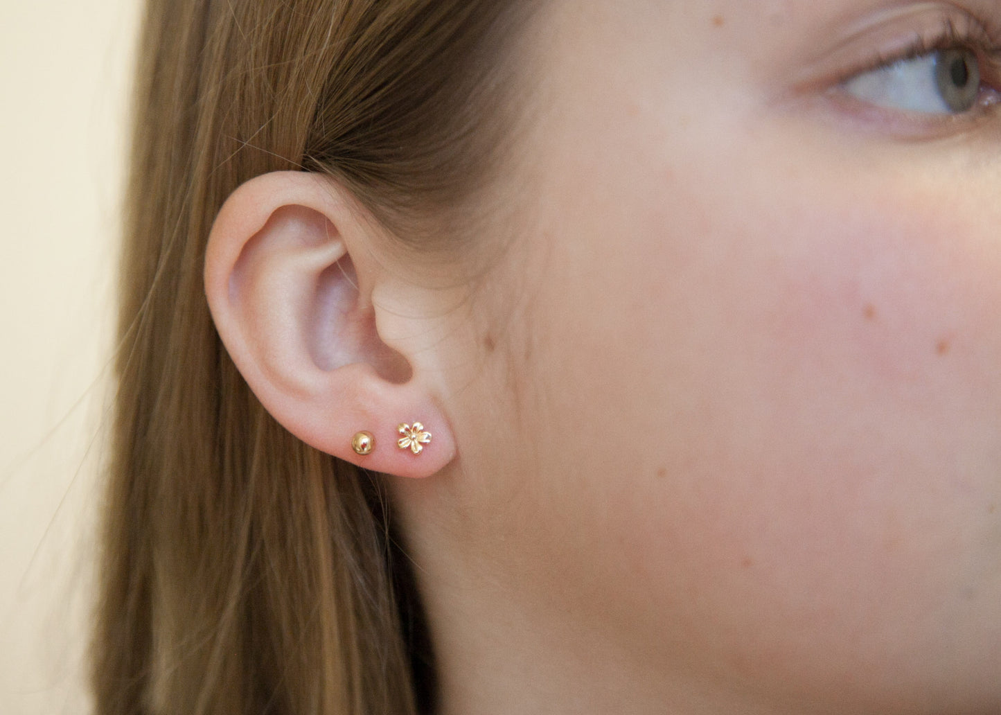 Stecker-Ohrringe in Blumenform aus 18 Karat vergoldetem Schmuck – Eleganz und Raffinesse für den Alltag