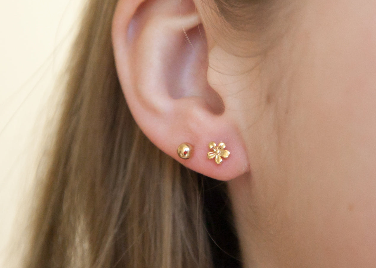 Stecker-Ohrringe in Blumenform aus 18 Karat vergoldetem Schmuck – Eleganz und Raffinesse für den Alltag