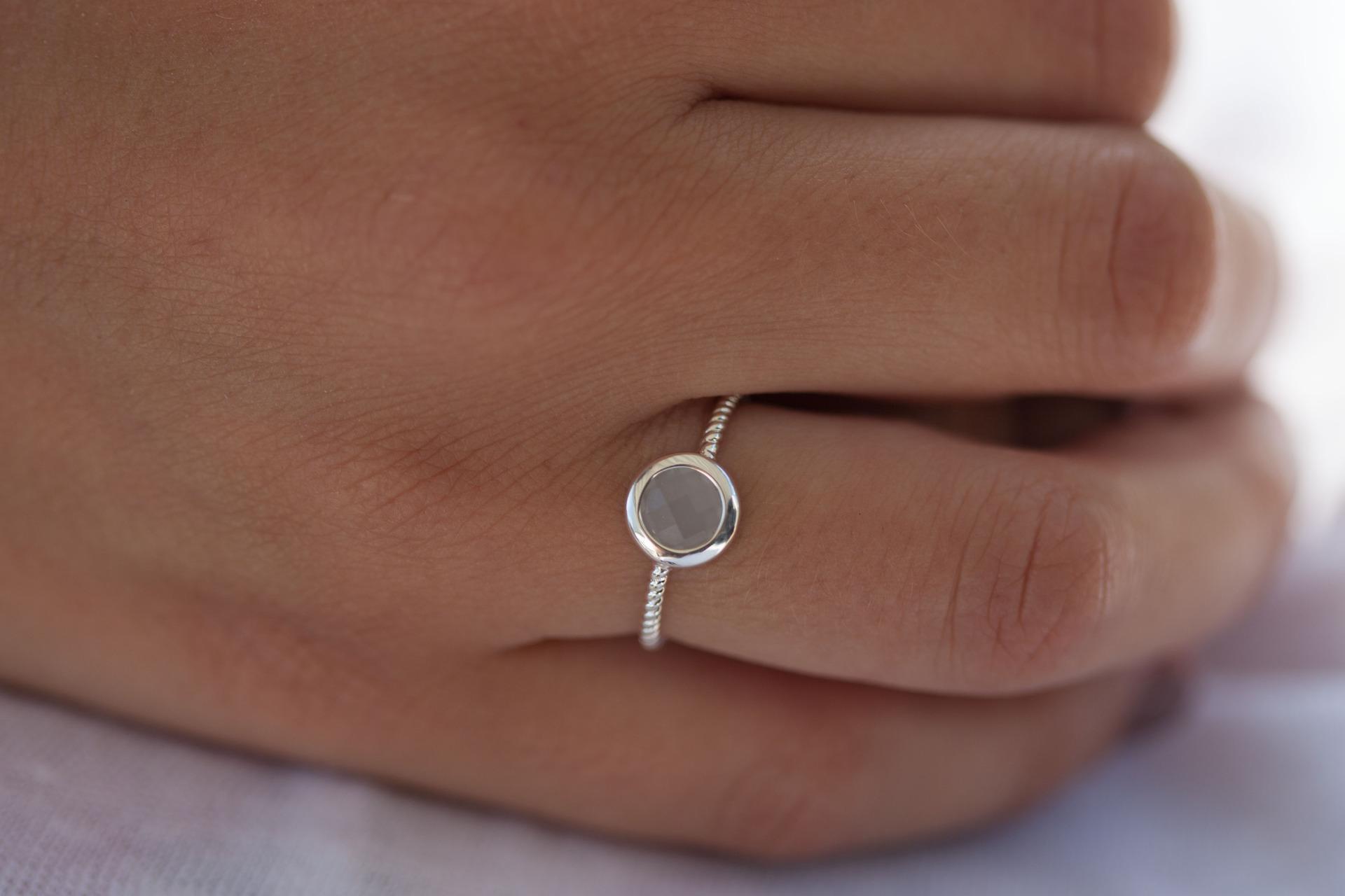 Schöner Silberring 925 mit eingefasstem Stein