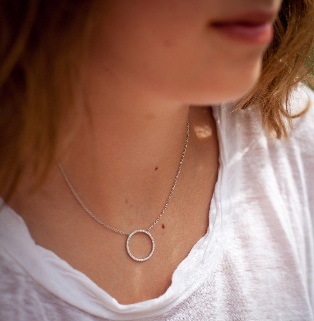 Kette mit Kreis-Anhänger aus Silber und Zirkonia