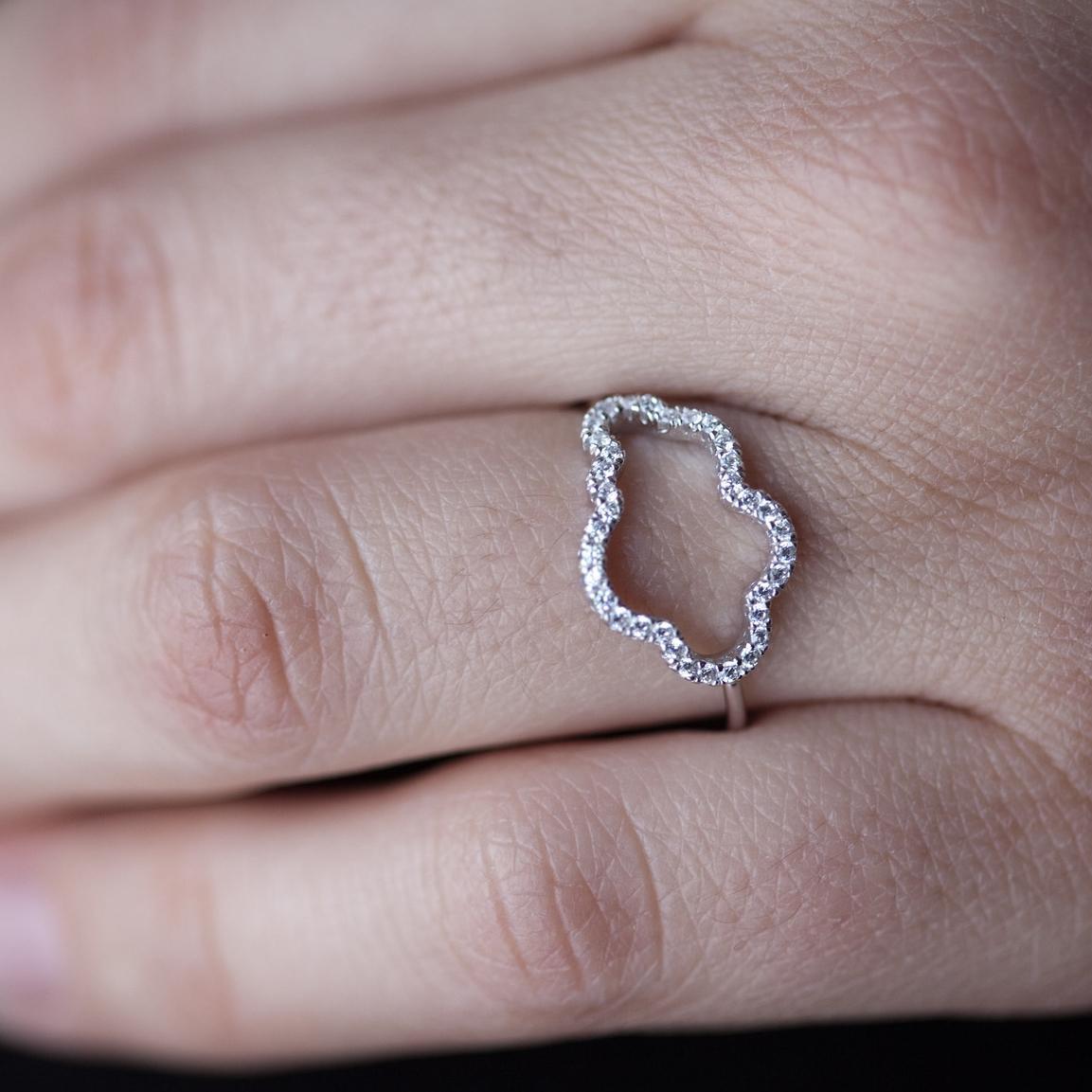 Ring mit einer Wolke aus Silber mit Zirkonia