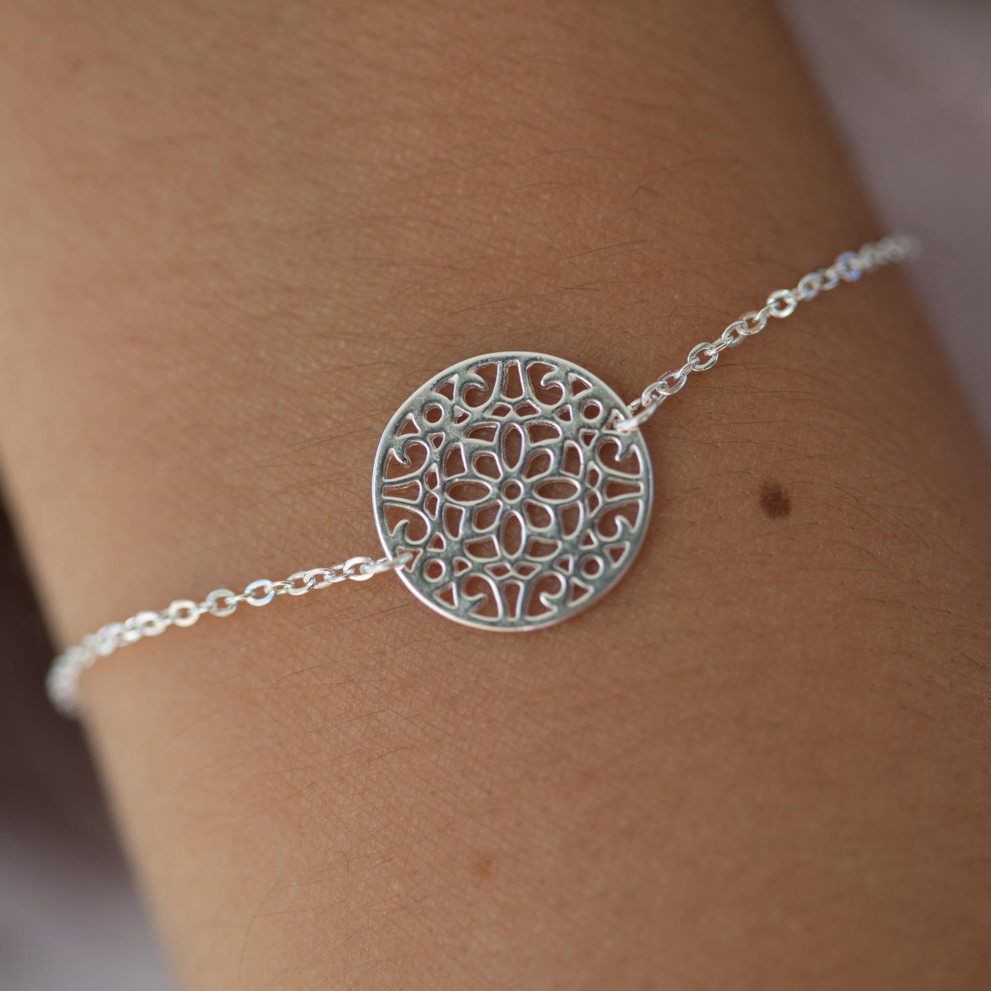 Armband mit Blumenornament aus Silber