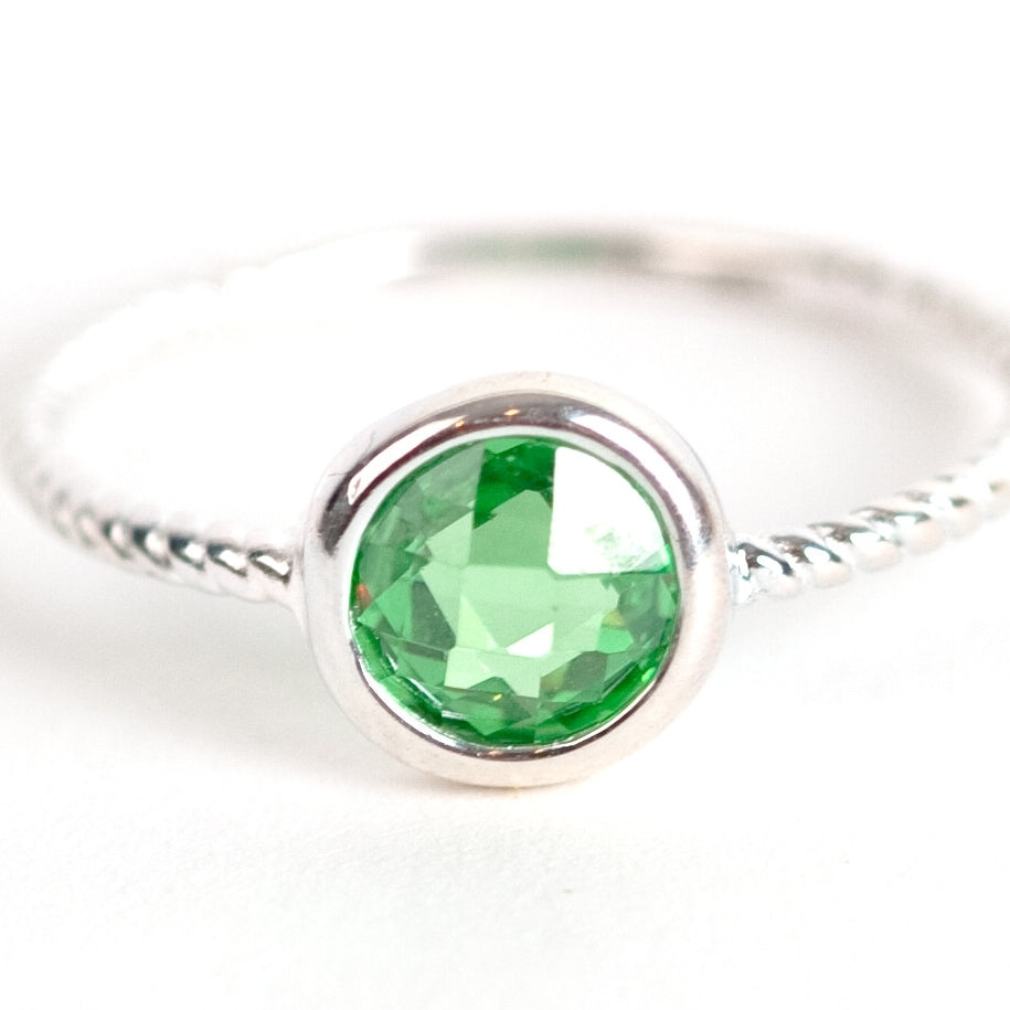 Schöner Silberring mit eingefasstem Stein in grün