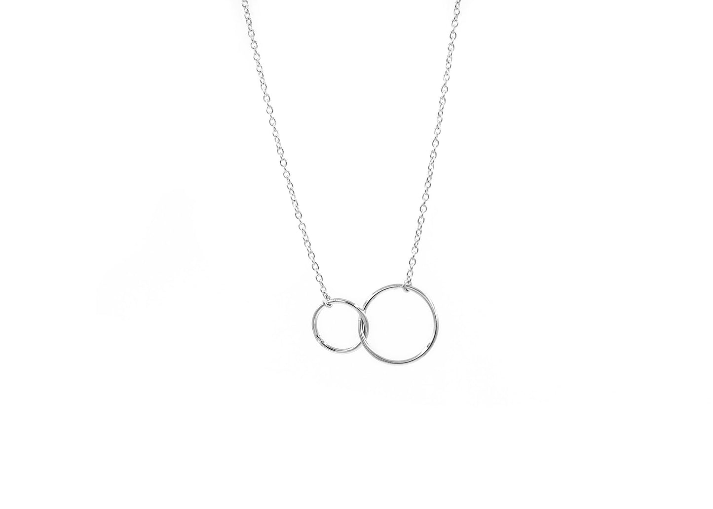 Halskette mit verschlungenen Ringen aus Silber
