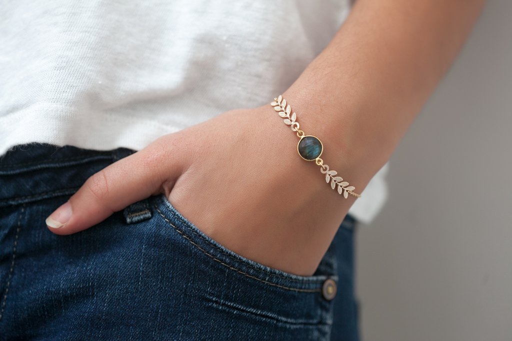 Armband mit Goldähre und Stein