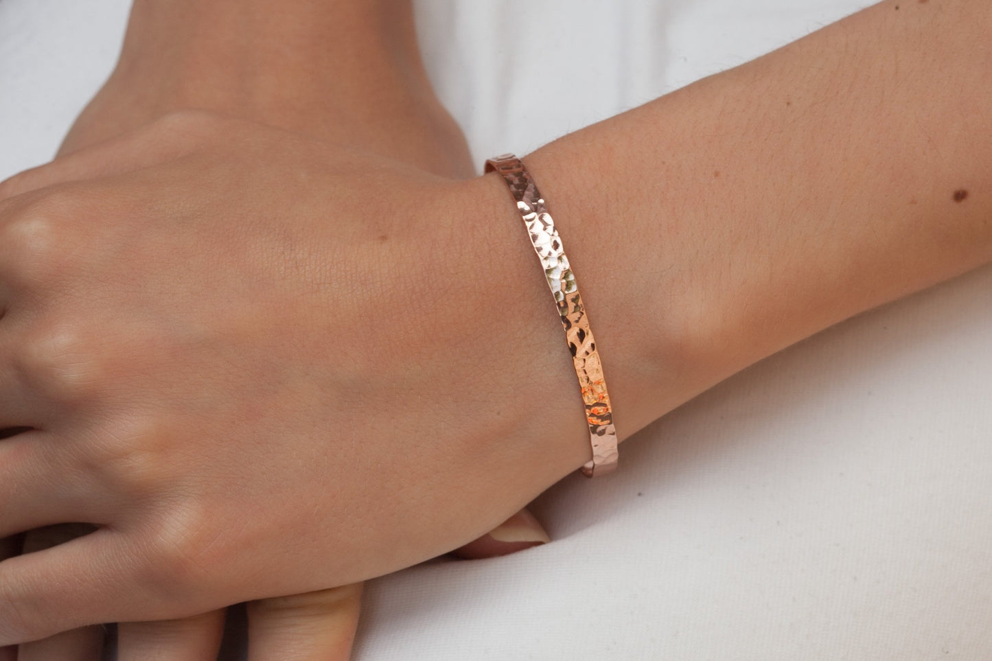 Armreif rosévergoldet und gehämmert