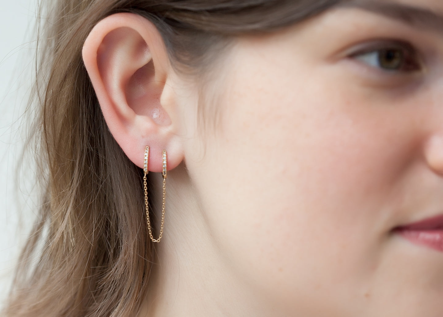 Doppelte Creolen mit Kette und Zirkonia -16K Vergoldet