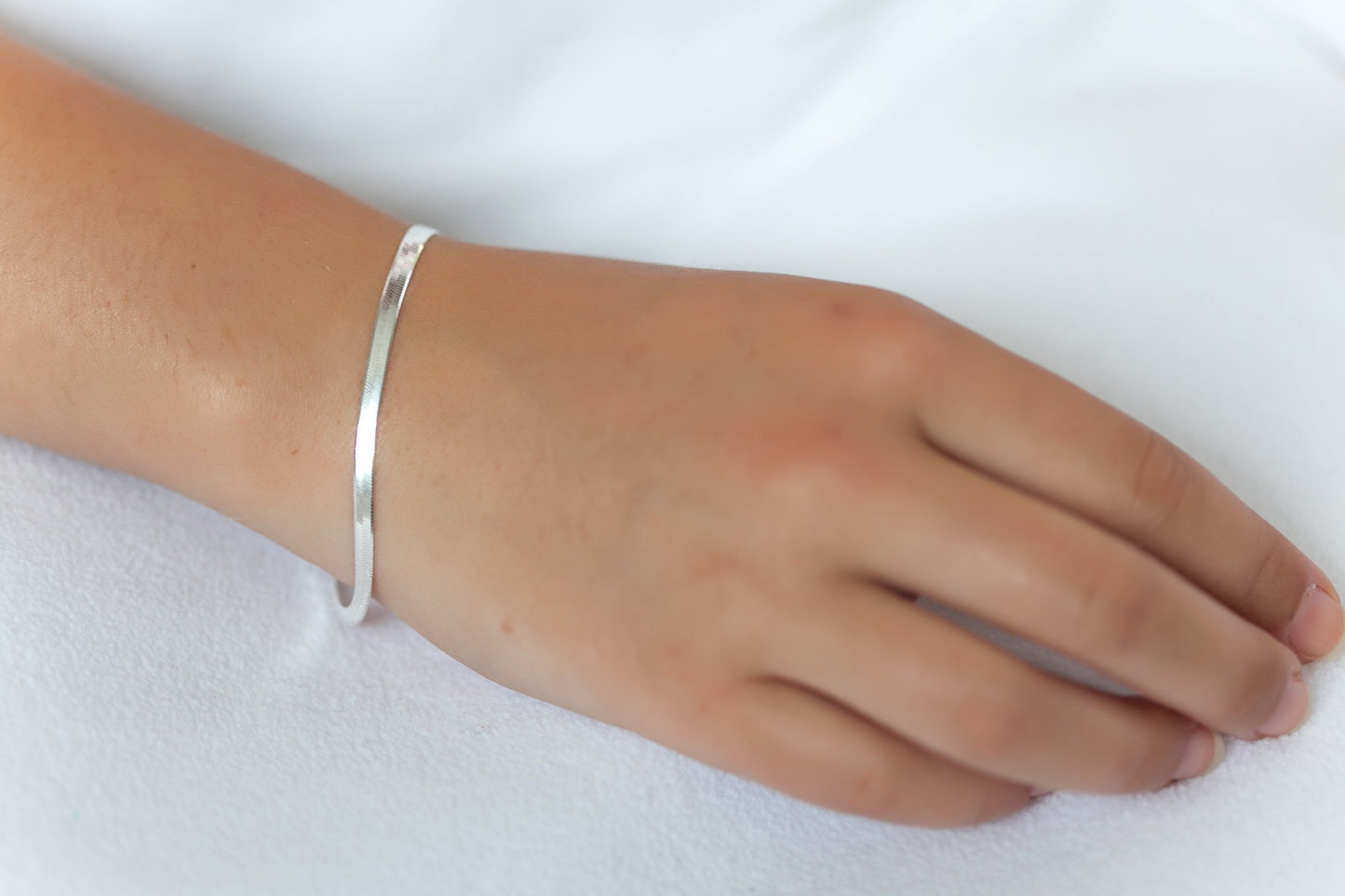 Flaches Schlangenarmband aus silber