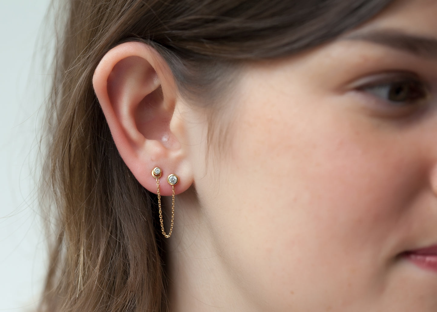 Ohrstecker Doppelstecker mit Zirkonia und Kette vergoldet - Ohrringe für Damen