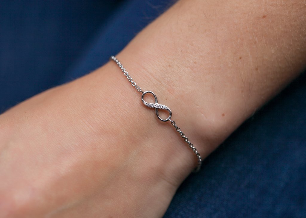 Unendlich-Armband aus Silber mit Zirkonia