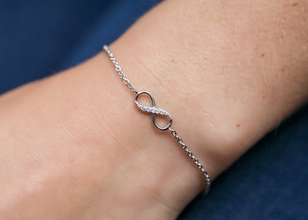 Unendlich-Armband aus Silber mit Zirkonia