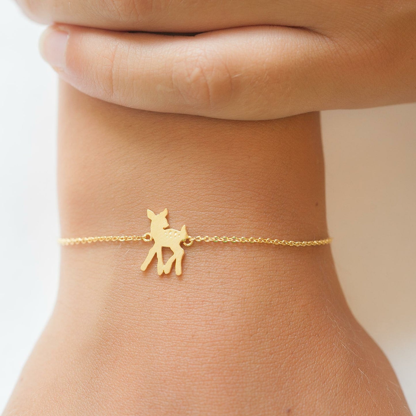 Goldfarbenes Armband mit Rehkitz – Zarte Eleganz und natürlicher Charme