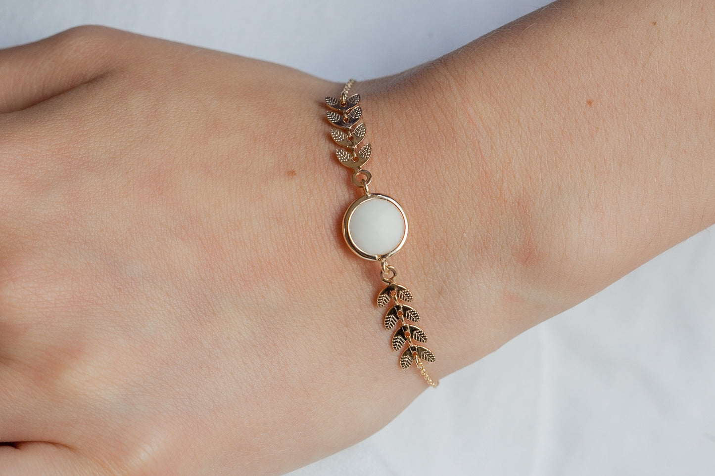 Armband mit Goldähre und buntem Stein