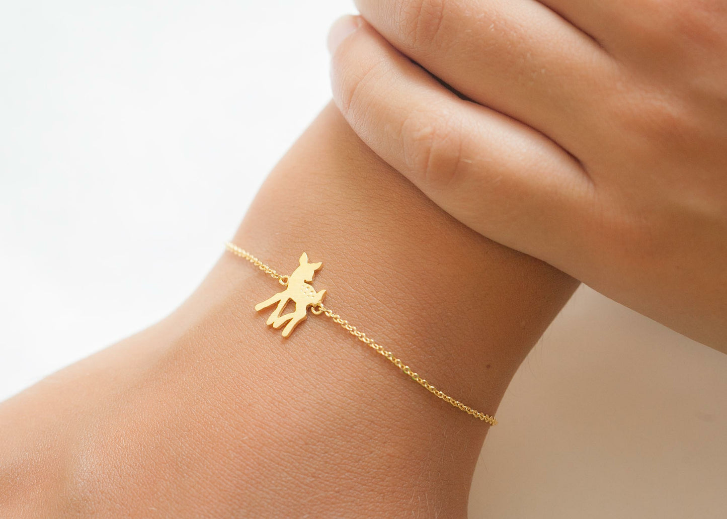 Goldfarbenes Armband mit Rehkitz – Zarte Eleganz und natürlicher Charme