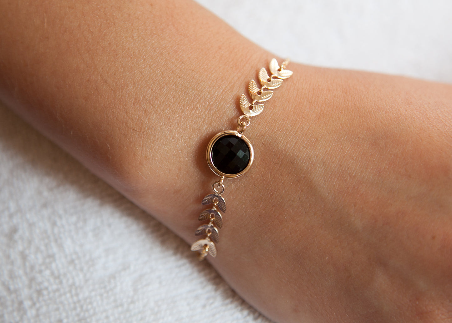 Armband mit Goldähre und buntem Stein